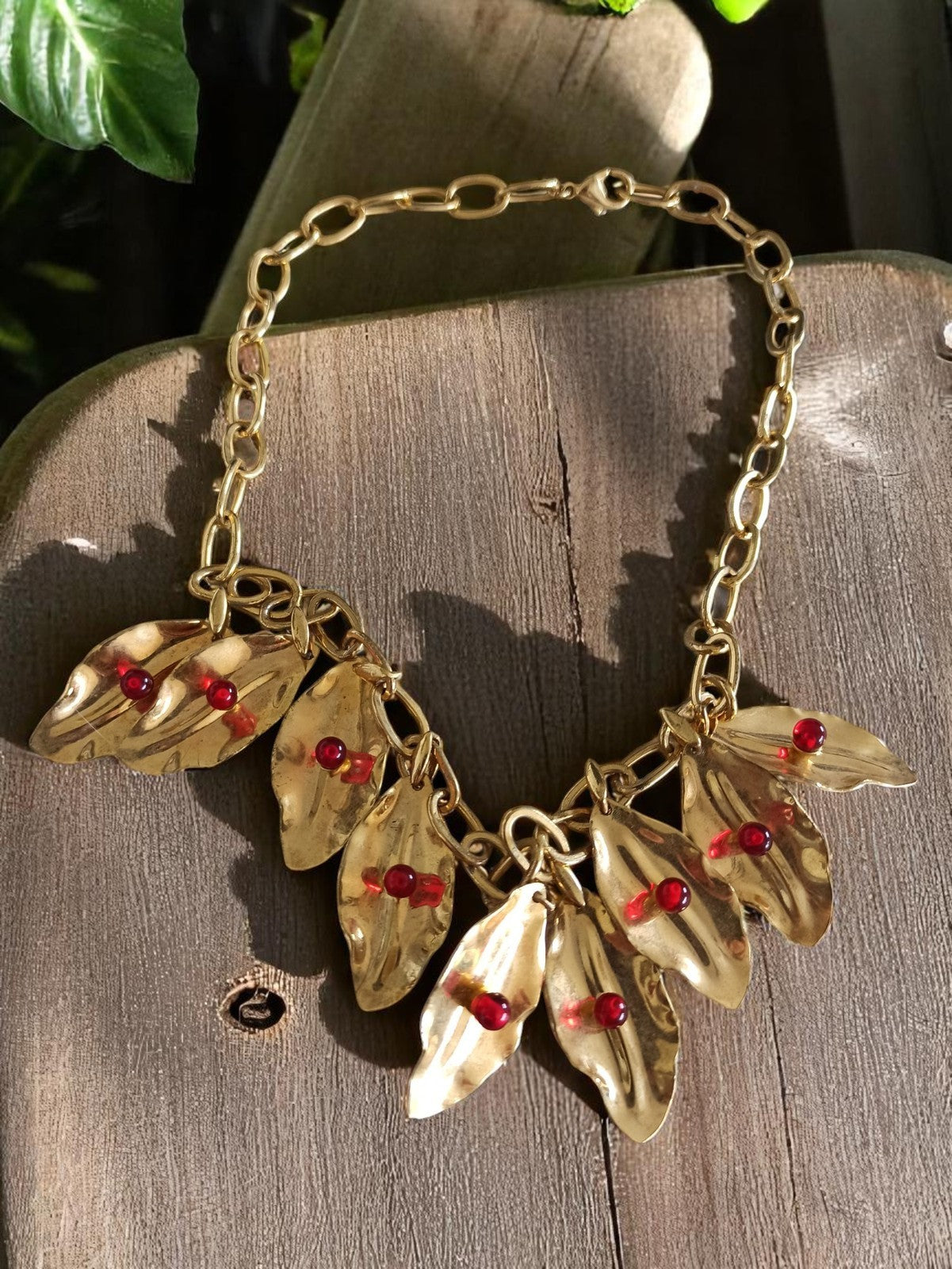 Collier vintage rétro à gros maillons, pampilles dorées feuilles et perles rouge