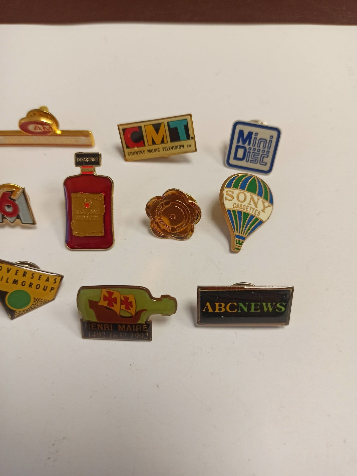 Lot 10 pin's publicitaires vintage années 80-90 TV radio boisson Sony M6