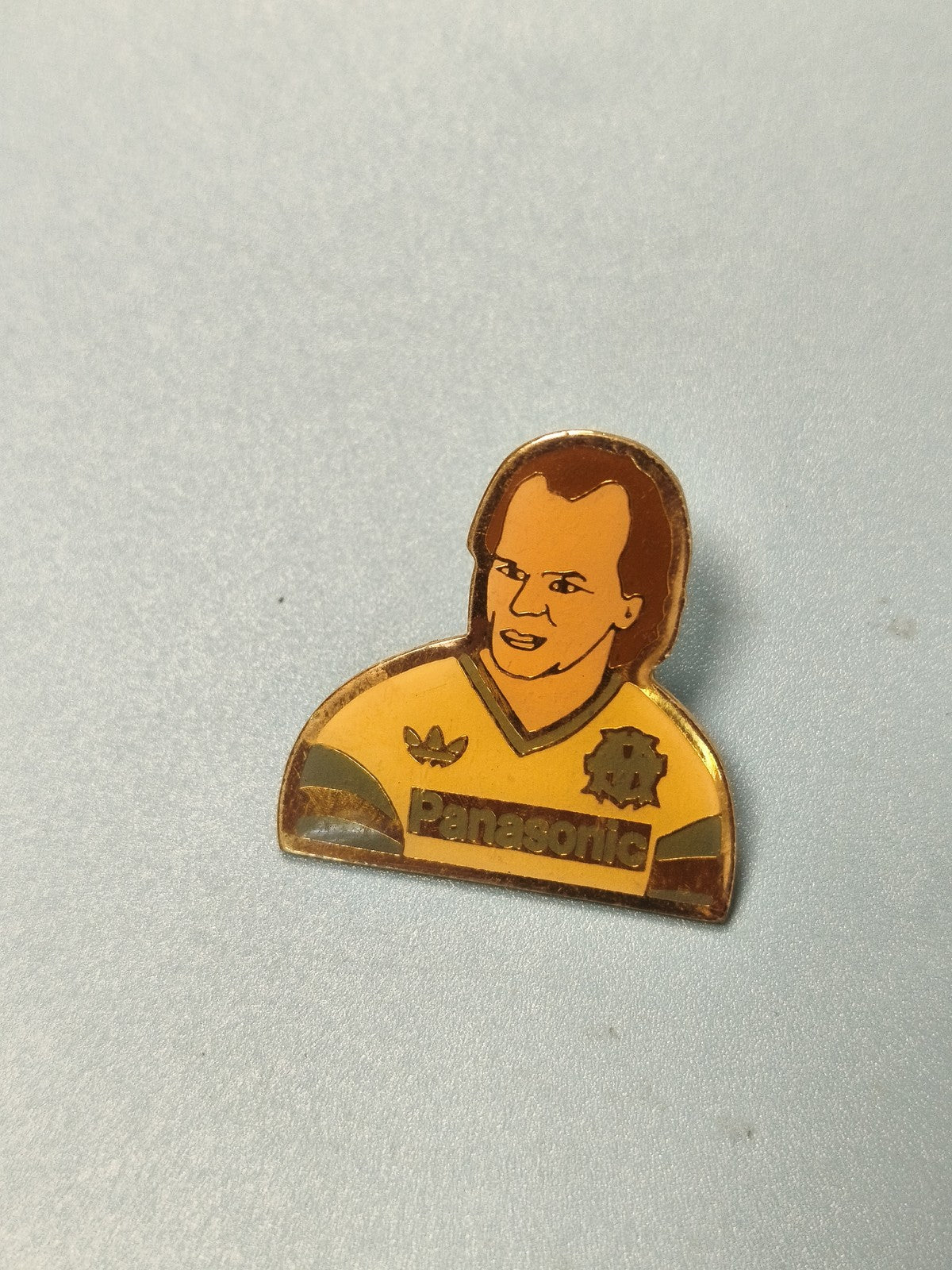 Pin's vintage Olympique de Marseille Panasonic joueur jaune collector ancien