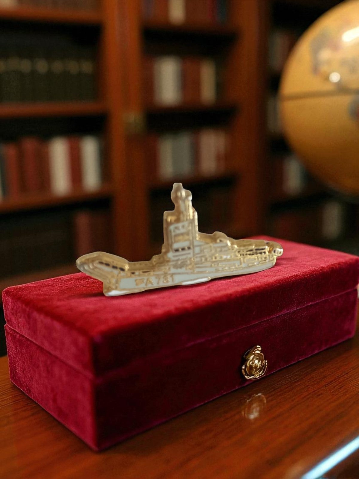 Pin's ancien bateau A781 finition dorée rétro badge nautisme vintage marin