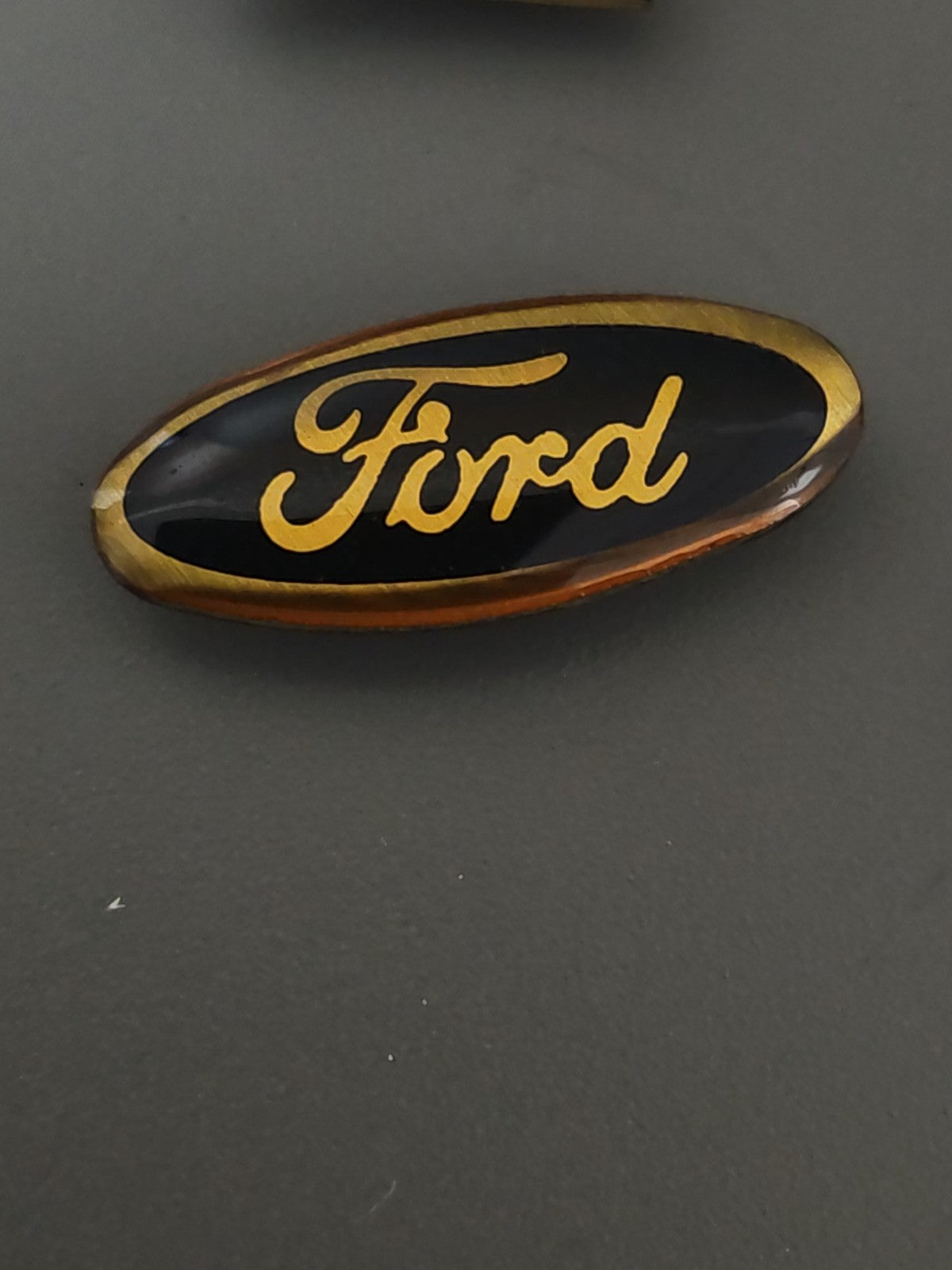 Pin's ancien Ford rétro collection automobile vintage badge collector rare