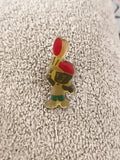 Pin's vintage mascotte tennis joueur casquette rouge émaillé (Ref 3)