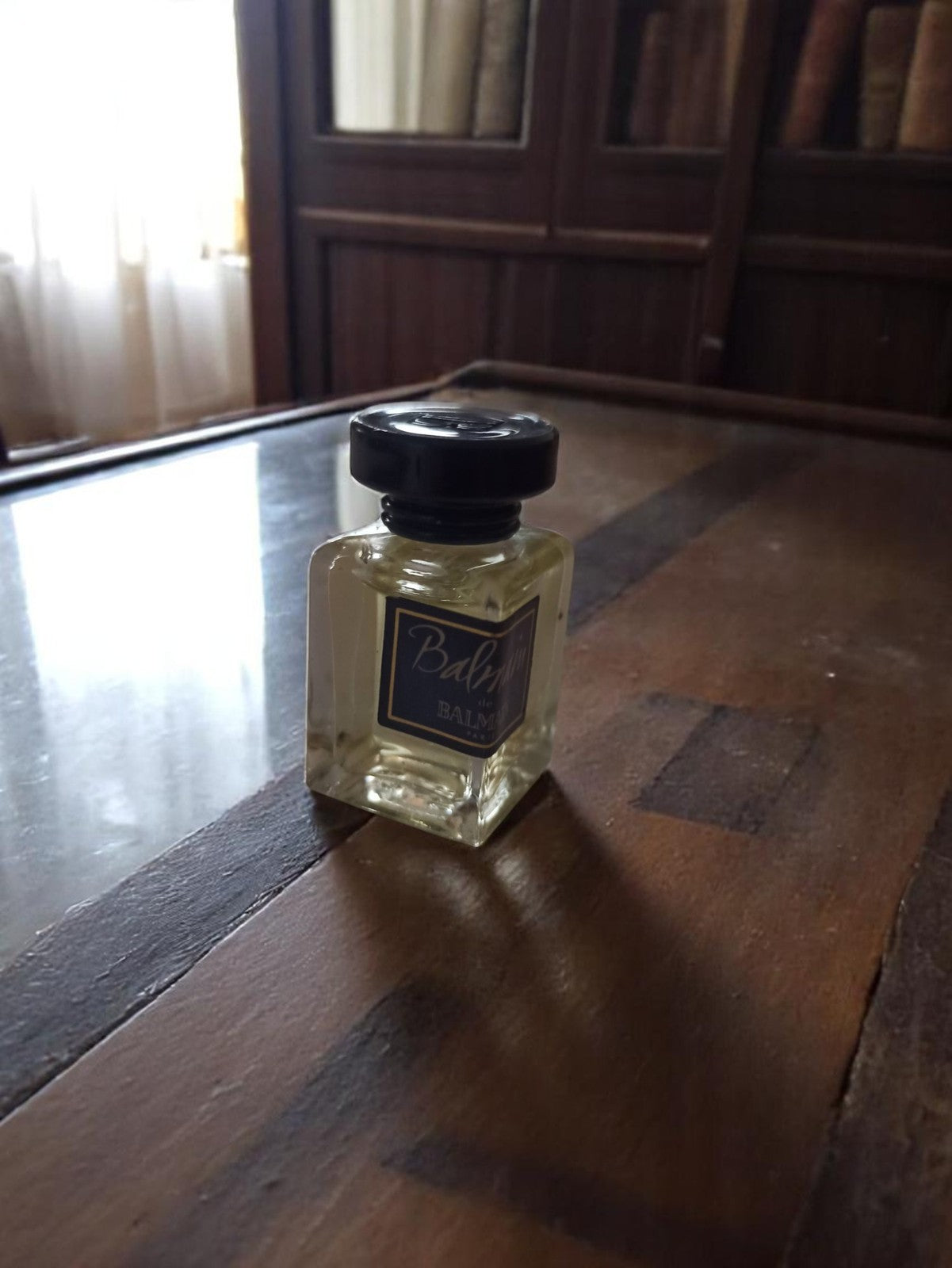 Miniature parfum vintage Balmain, flacon carré, cristal sculpté ancien