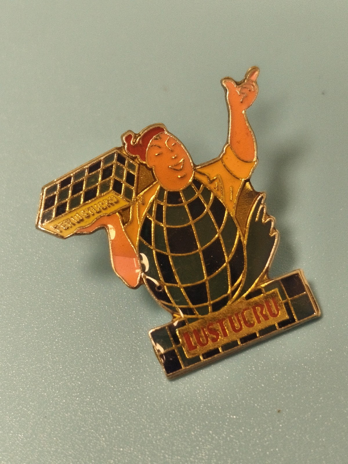 Pin's vintage Lustucru, personnage globe, couleurs vives, collection publicitair