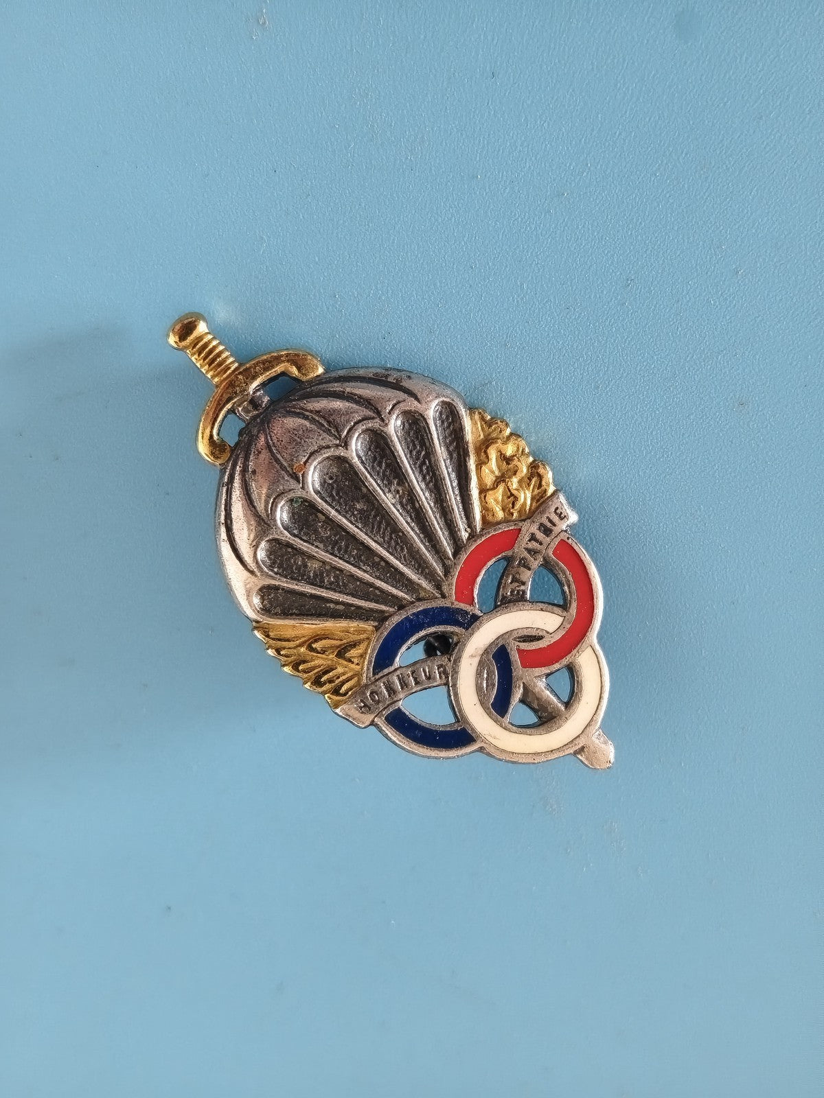 Médaille broche parachutiste signée Drago Paris insigne militaire métal