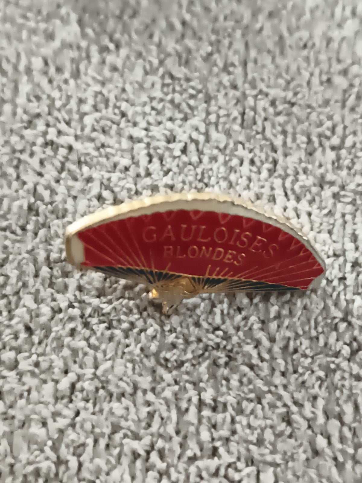 Pin's vintage Gauloises Blondes éventail rouge, badge publicitaire ancien (Ref 1