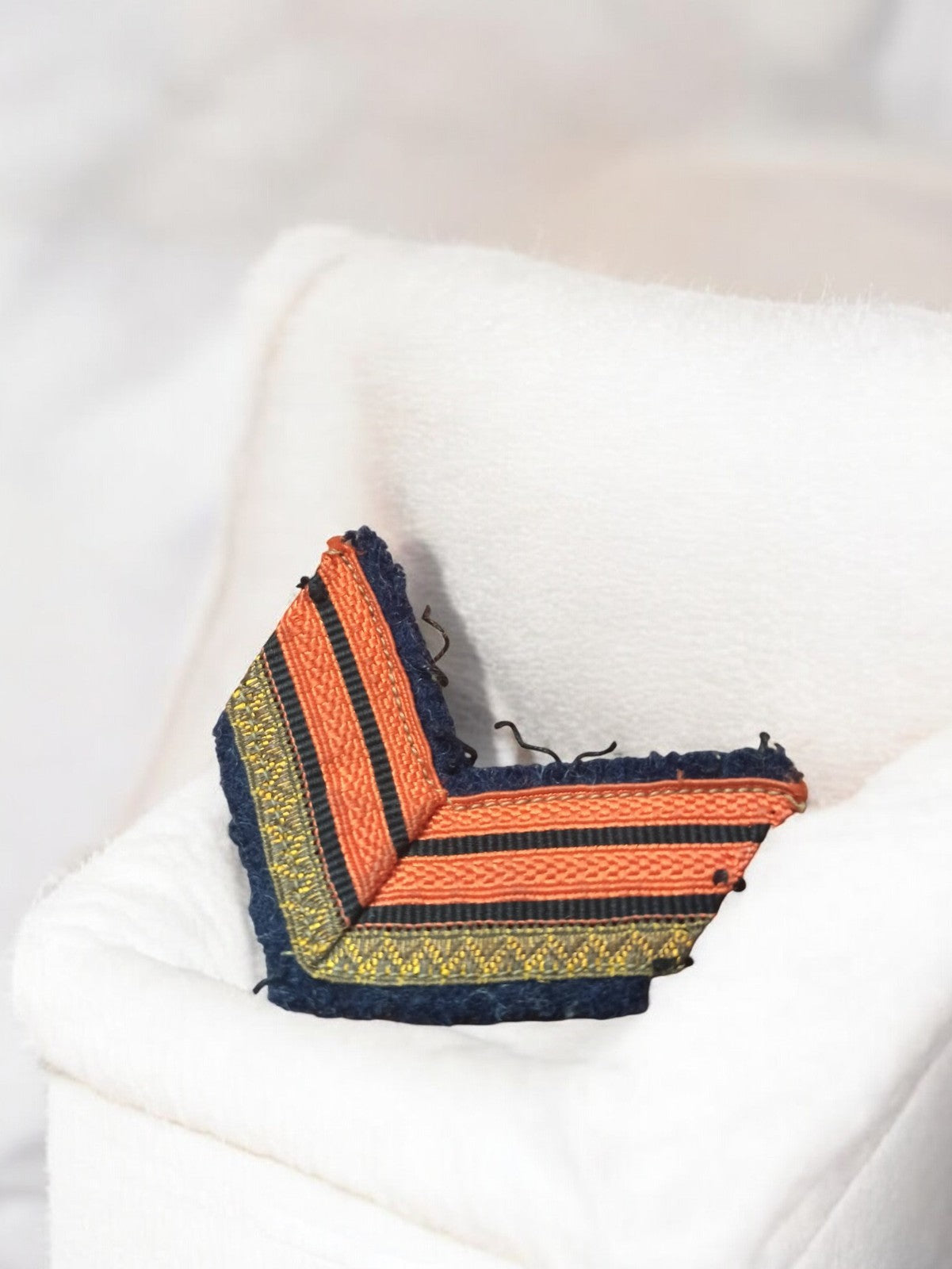 Écusson brodé ancien Armée de l’Air France V vintage chevron militaire insigne