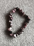 Bracelet pierres naturelles rose noir, perles irrégulières, bijou élastique