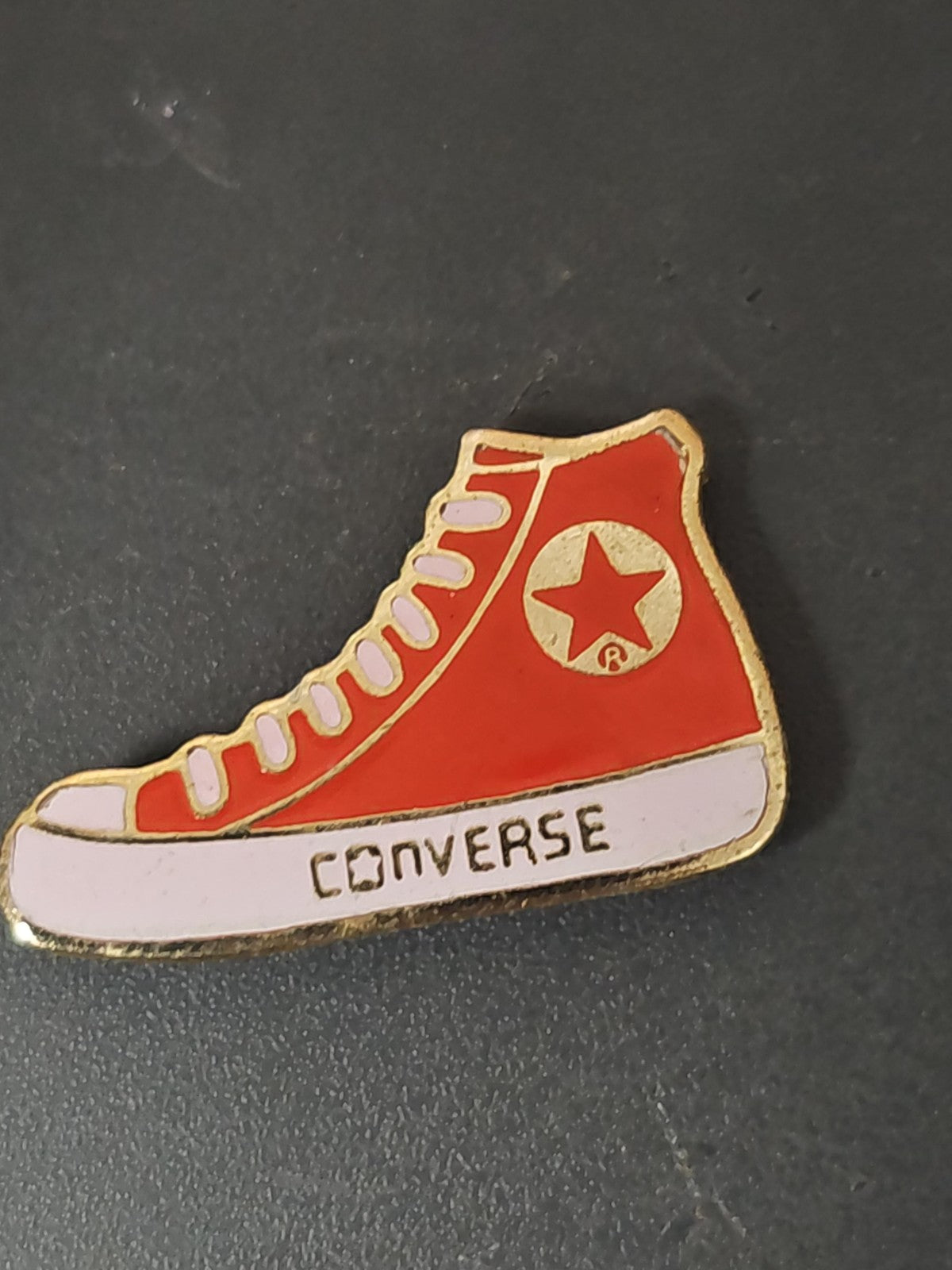 Pin's rétro ancien Converse collection vintage basket années 80 accessoire rare