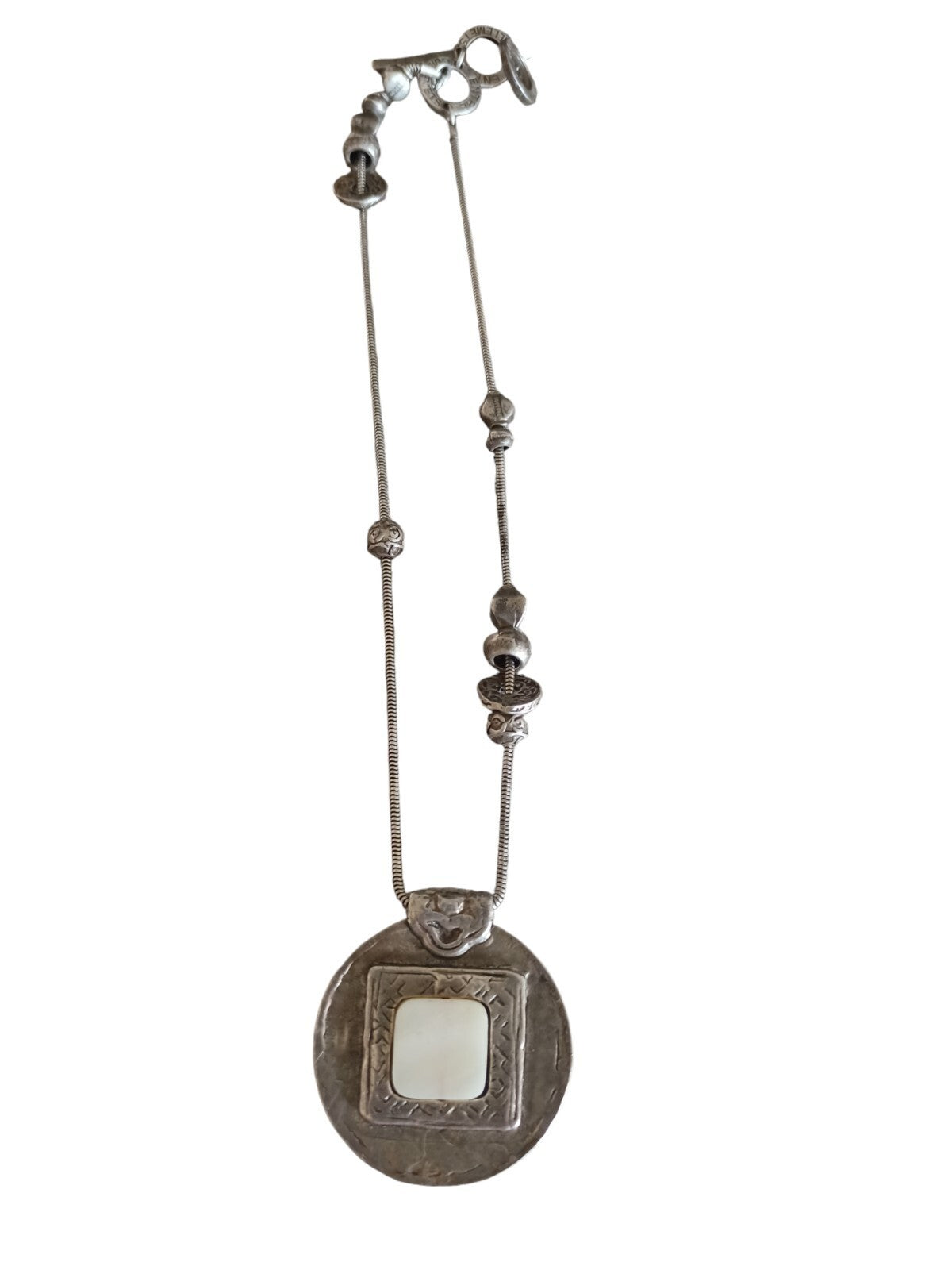 Collier pendentif vintage Entre Guillemets Paris argenté, médaillon rond signé