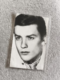 Carte photo portrait Alain Delon noir et blanc CPA photographie ancienne