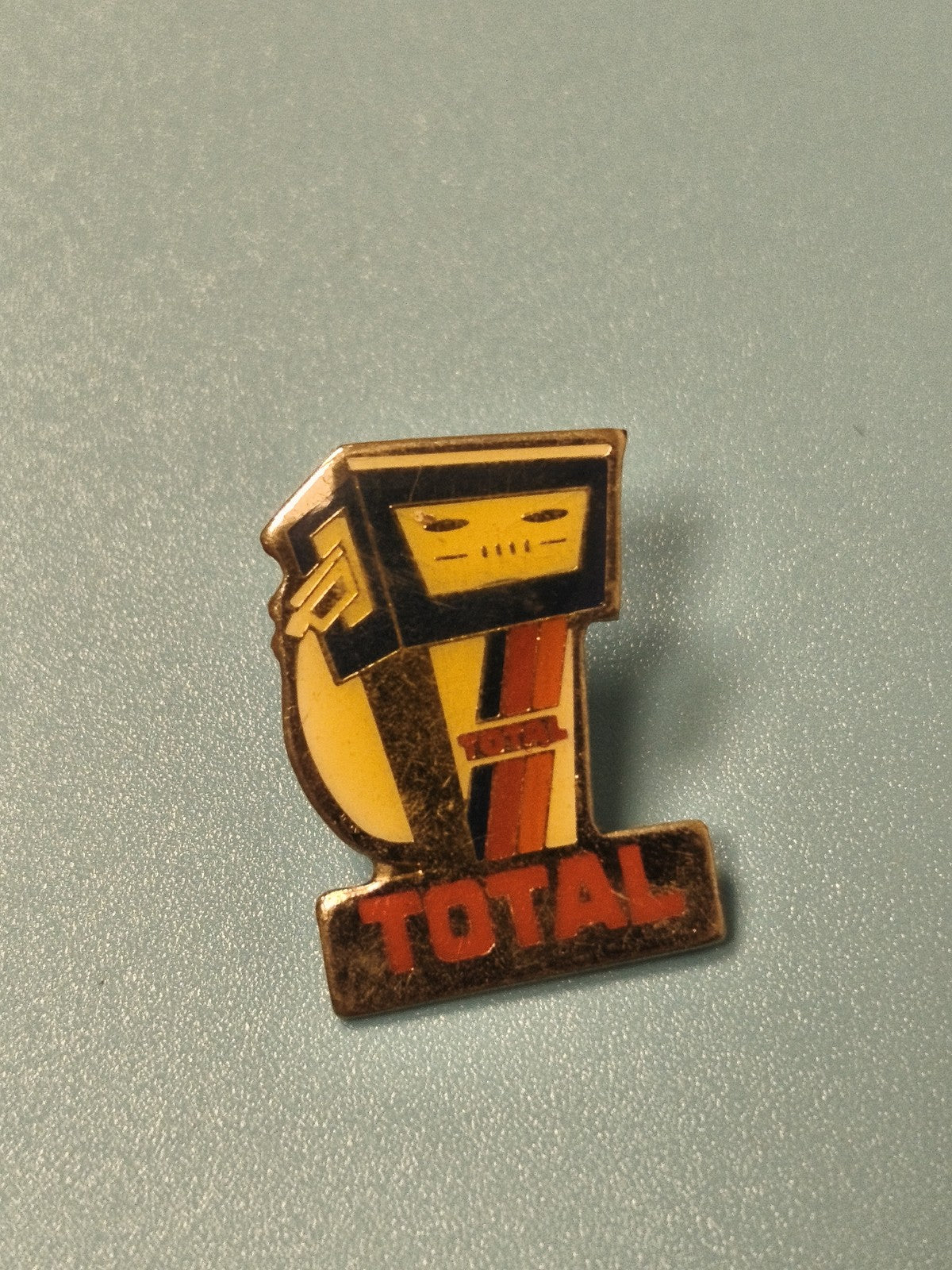 Vintage pin's TOTAL ancien, forme pompe à essence, collection automobilia