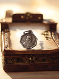 Médaille religieuse ancienne métal, octogonale, portrait saint catholique