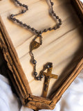 Chapelet catholique vintage plaqué or croix Christ perles foncées ancien