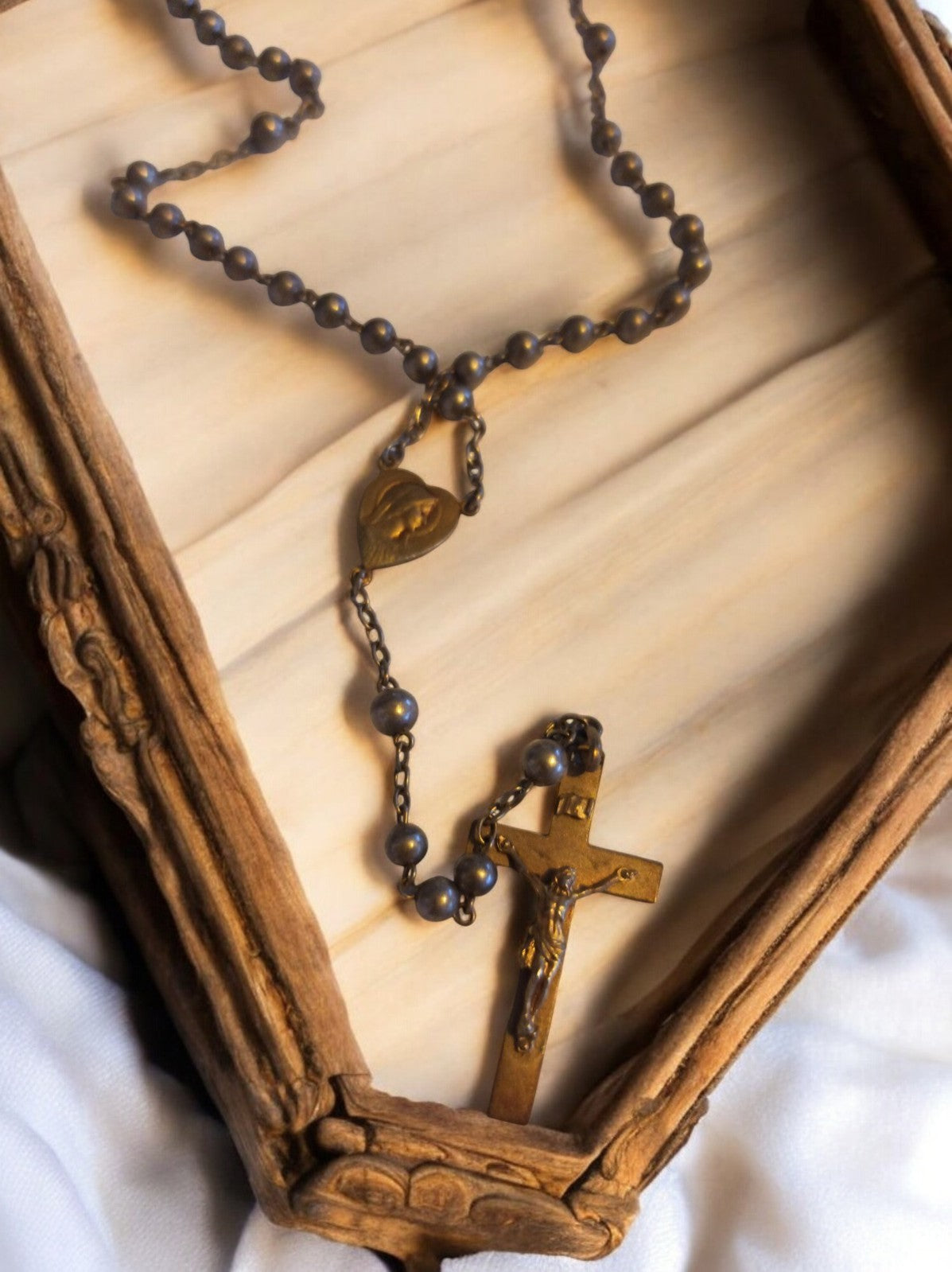 Chapelet catholique vintage plaqué or croix Christ perles foncées ancien