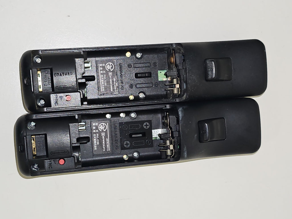 Lot 2 manettes Wii noires Nintendo défectueuses pour pièces, accessoires console