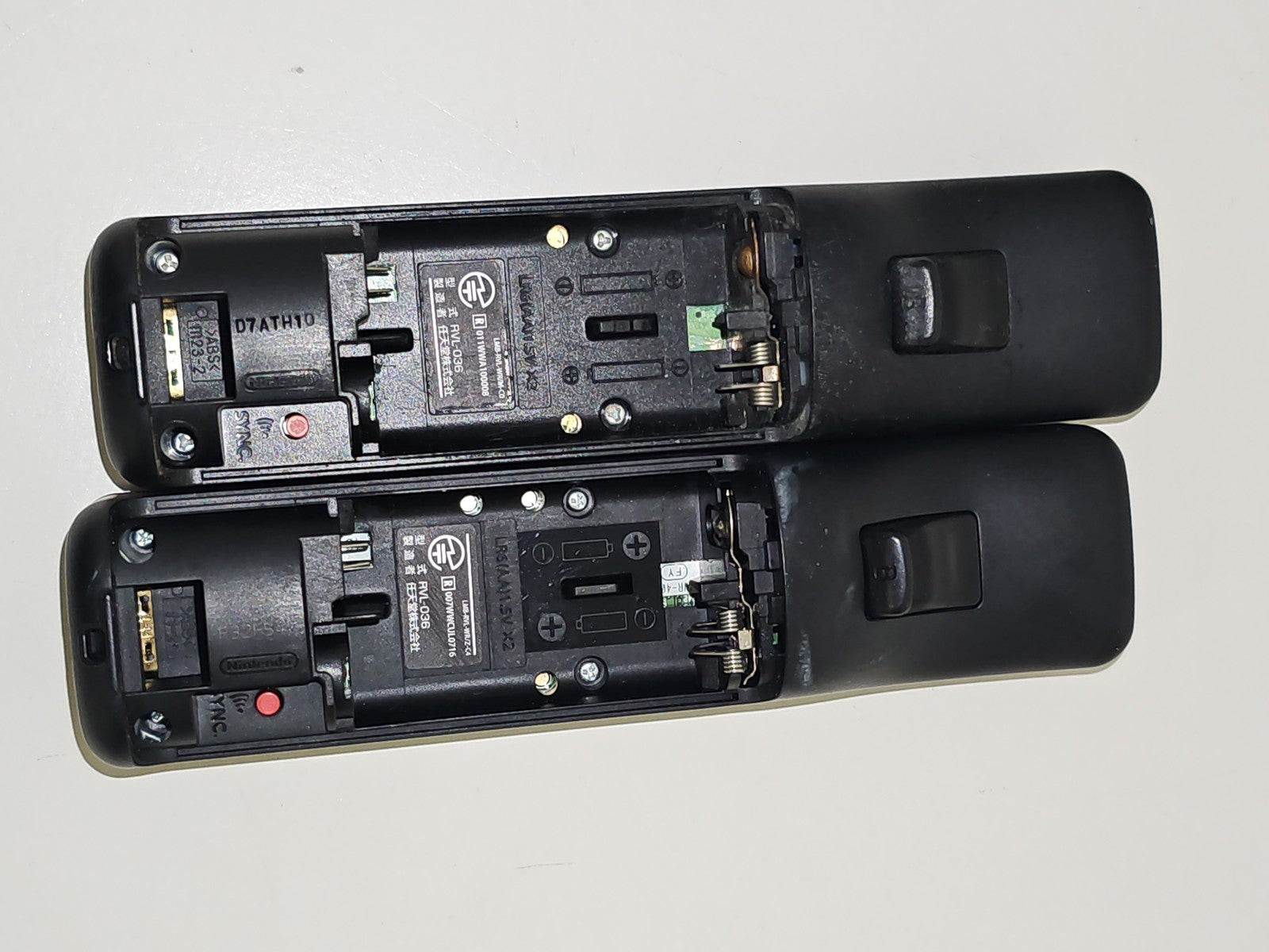 Lot 2 manettes Wii noires Nintendo défectueuses pour pièces, accessoires console