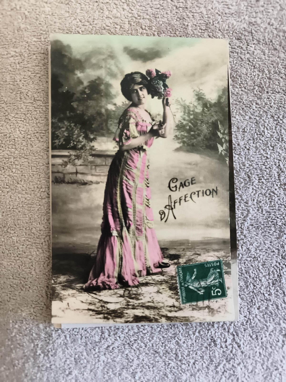 CPA illustrée femme bouquet robe rose vert Gage d’Affection timbre 5c