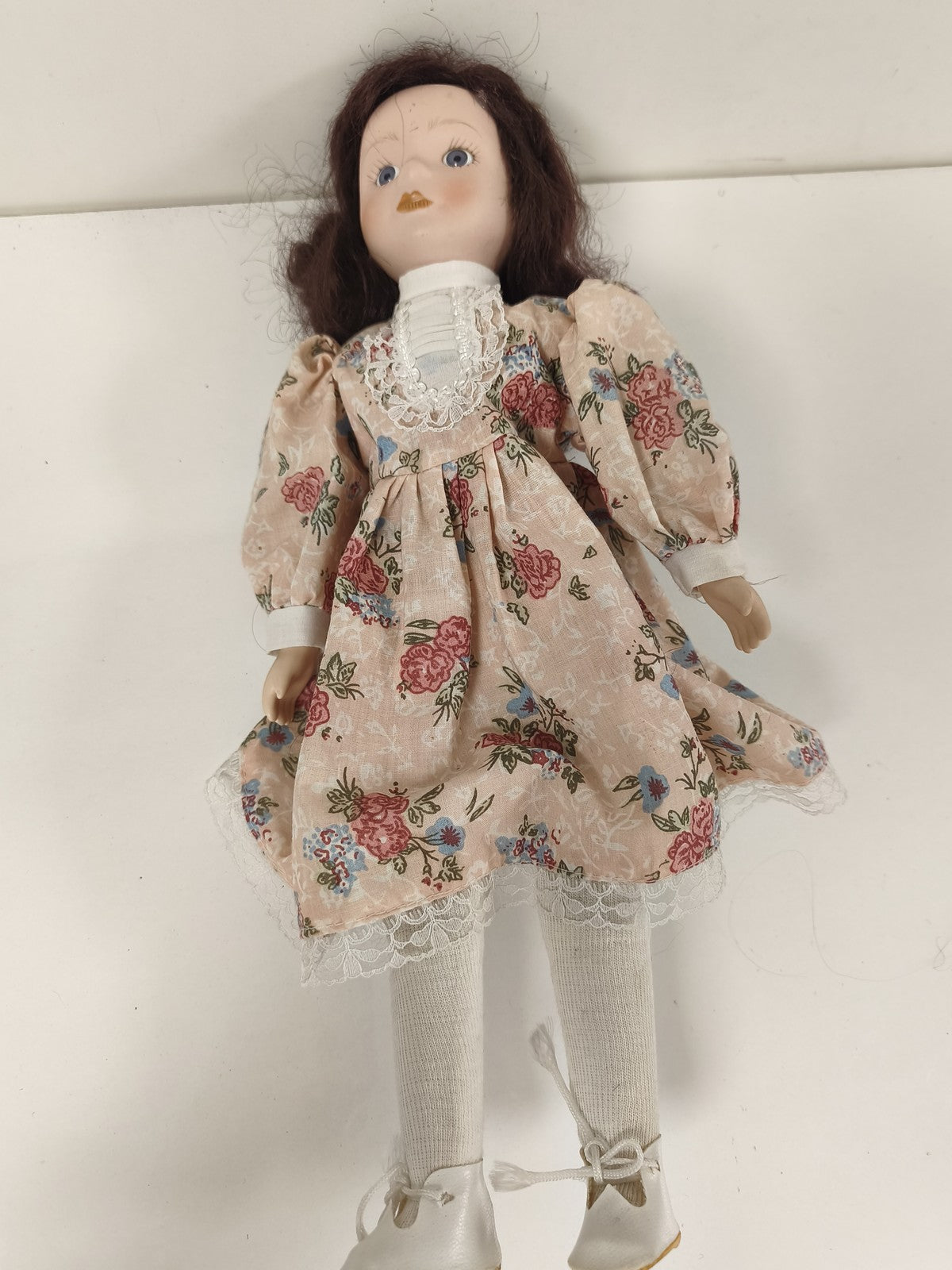 Poupée ancienne en tissu, robe fleurie, dentelle, yeux bleus, cheveux bruns