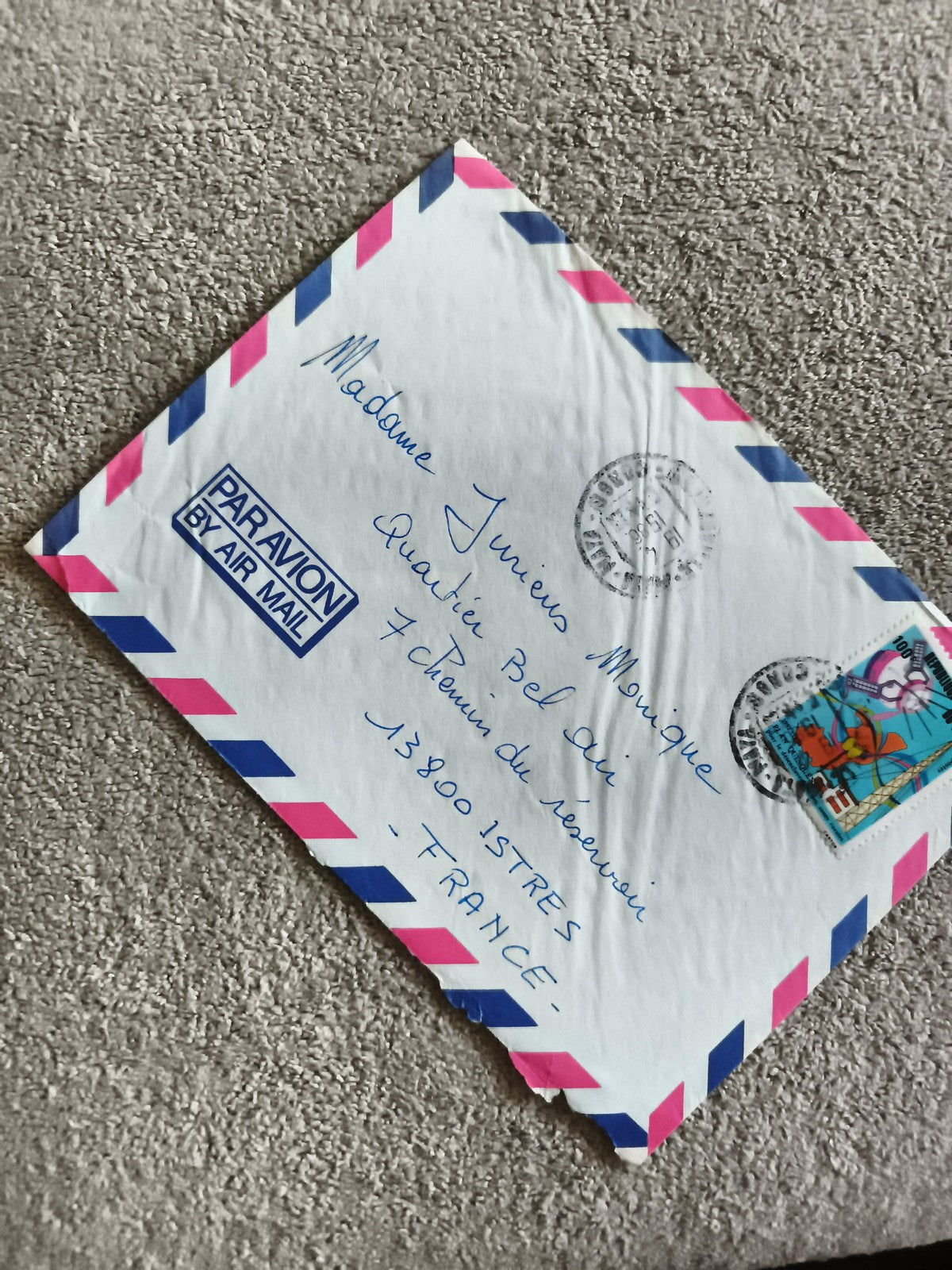 Lettre par avion enveloppe affranchie timbre coloré France philatélie Air Mail