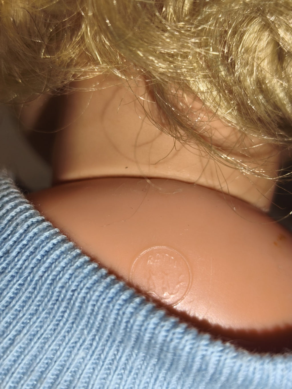 Ancienne poupée Ratti Made in Italy, yeux bleus, cheveux blonds, tenue maille