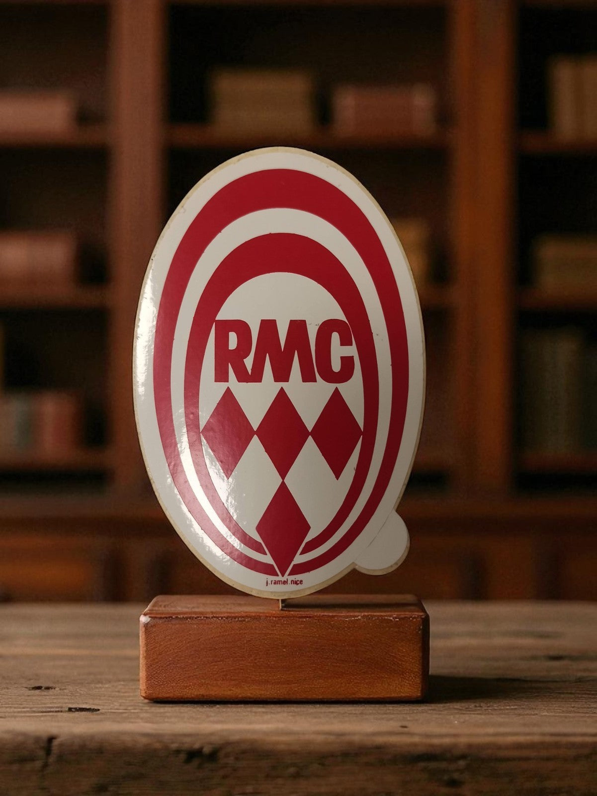 Autocollant ancien RMC radio rétro vintage déco ovale rouge blanc