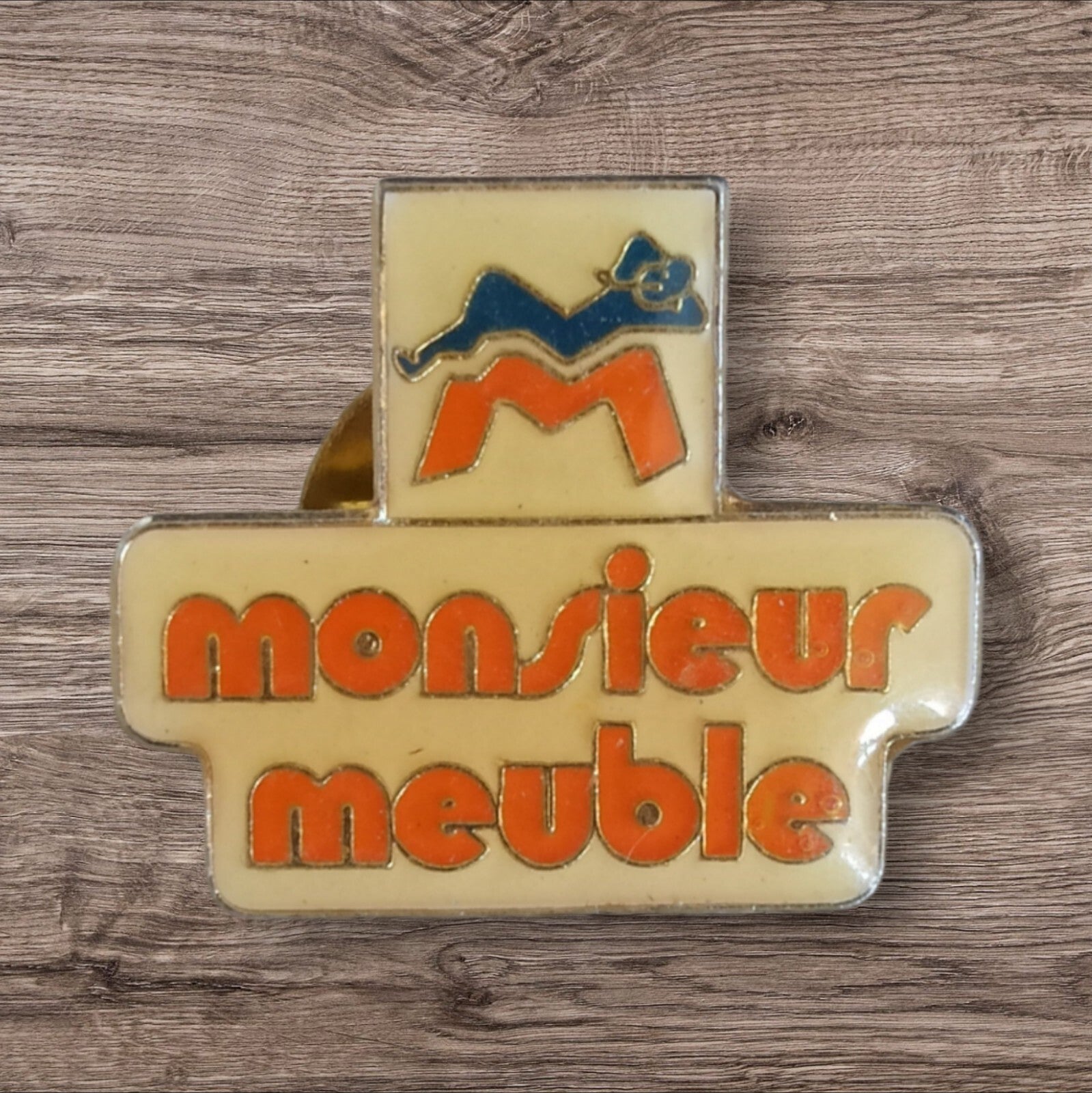 Pin's vintage Monsieur Meuble logo rétro années 80 badge publicitaire