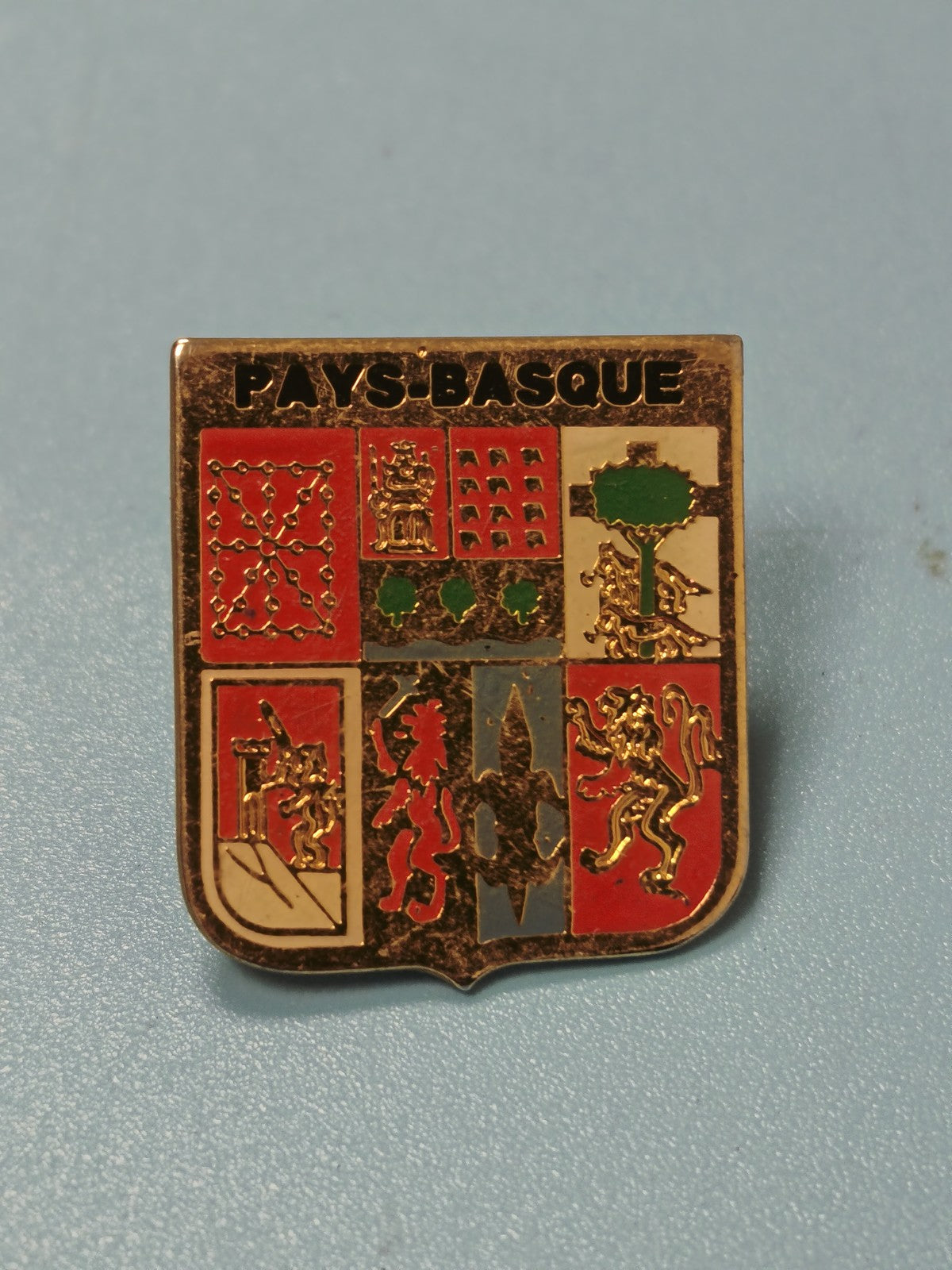 Vintage pin's blason Pays Basque émaillé ancien, écusson héraldique collection