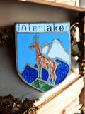 Broche blason vintage Interlaken émaillée, montagne et chamois, écusson souvenir