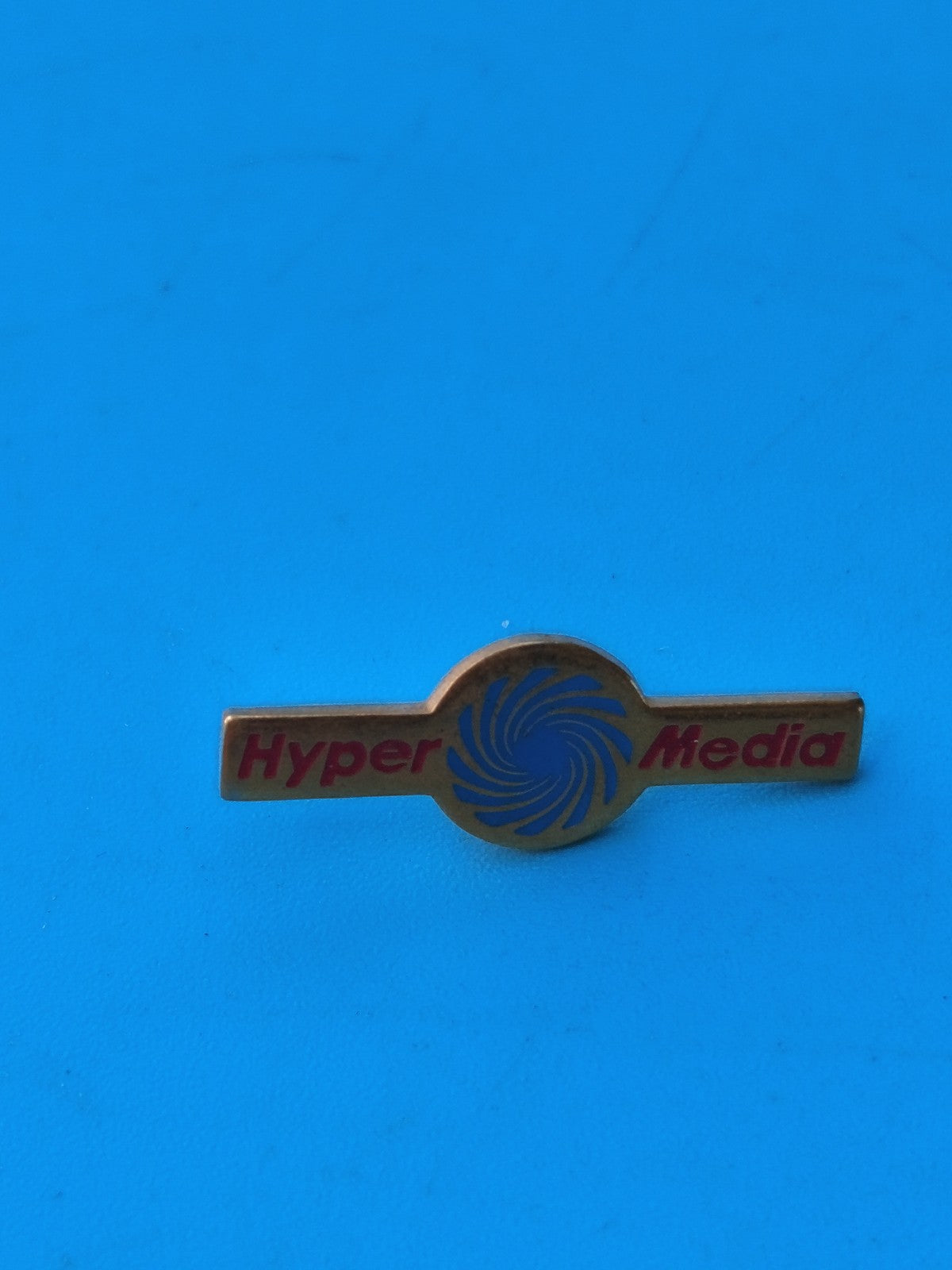 Vintage pin's Hyper Media logo spiralé, badge publicitaire ancien collection