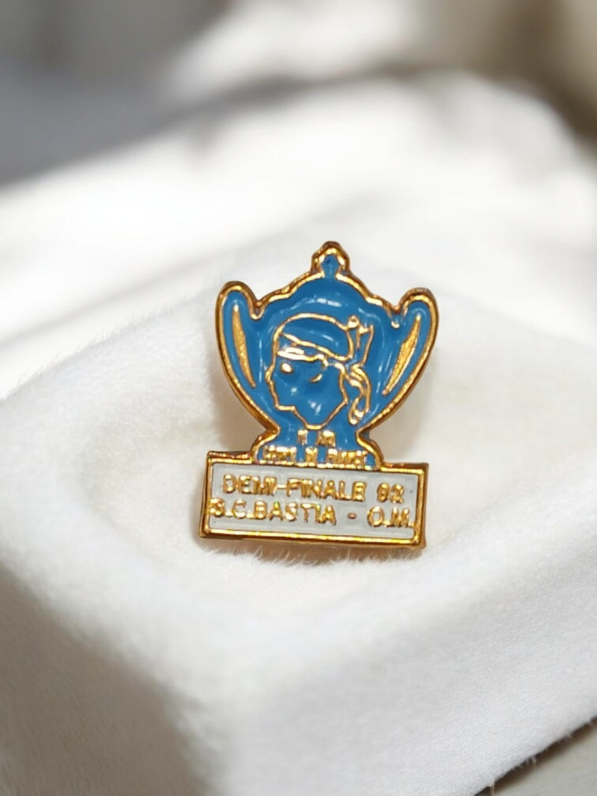 Pin's Demi-Finale 94 SC Bastia OM vintage badge football trophée bleu