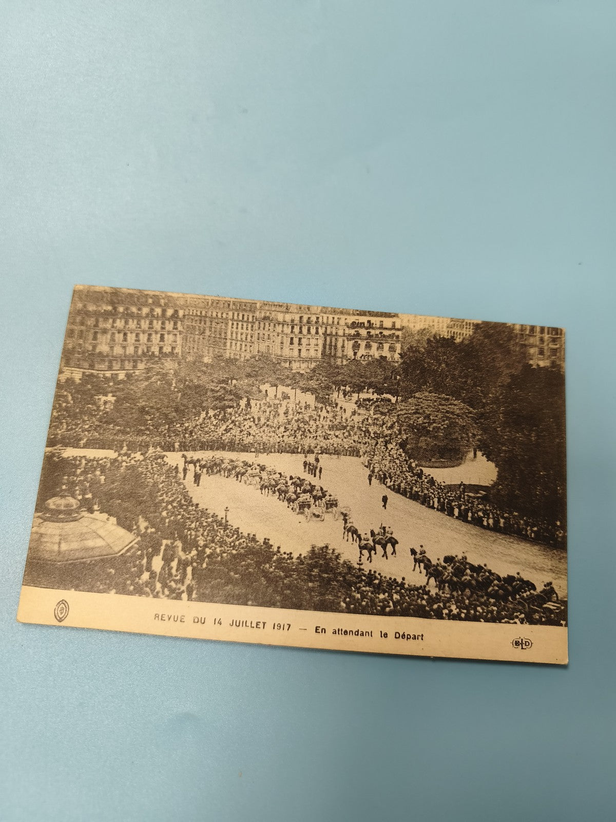 Carte postale ancienne Paris Revue 14 Juillet 1917 animée ? Collection militaire