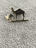 Pin's vintage chameau oasis finition dorée, badge ancien désert (Ref 6)