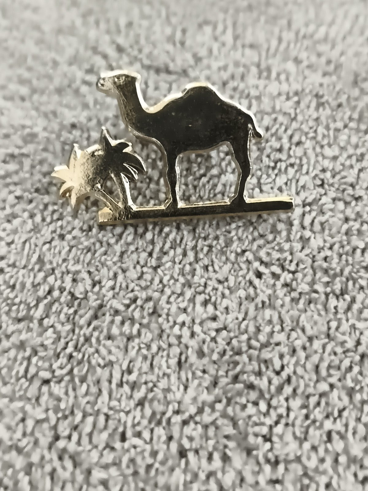 Pin's vintage chameau oasis finition dorée, badge ancien désert (Ref 6)