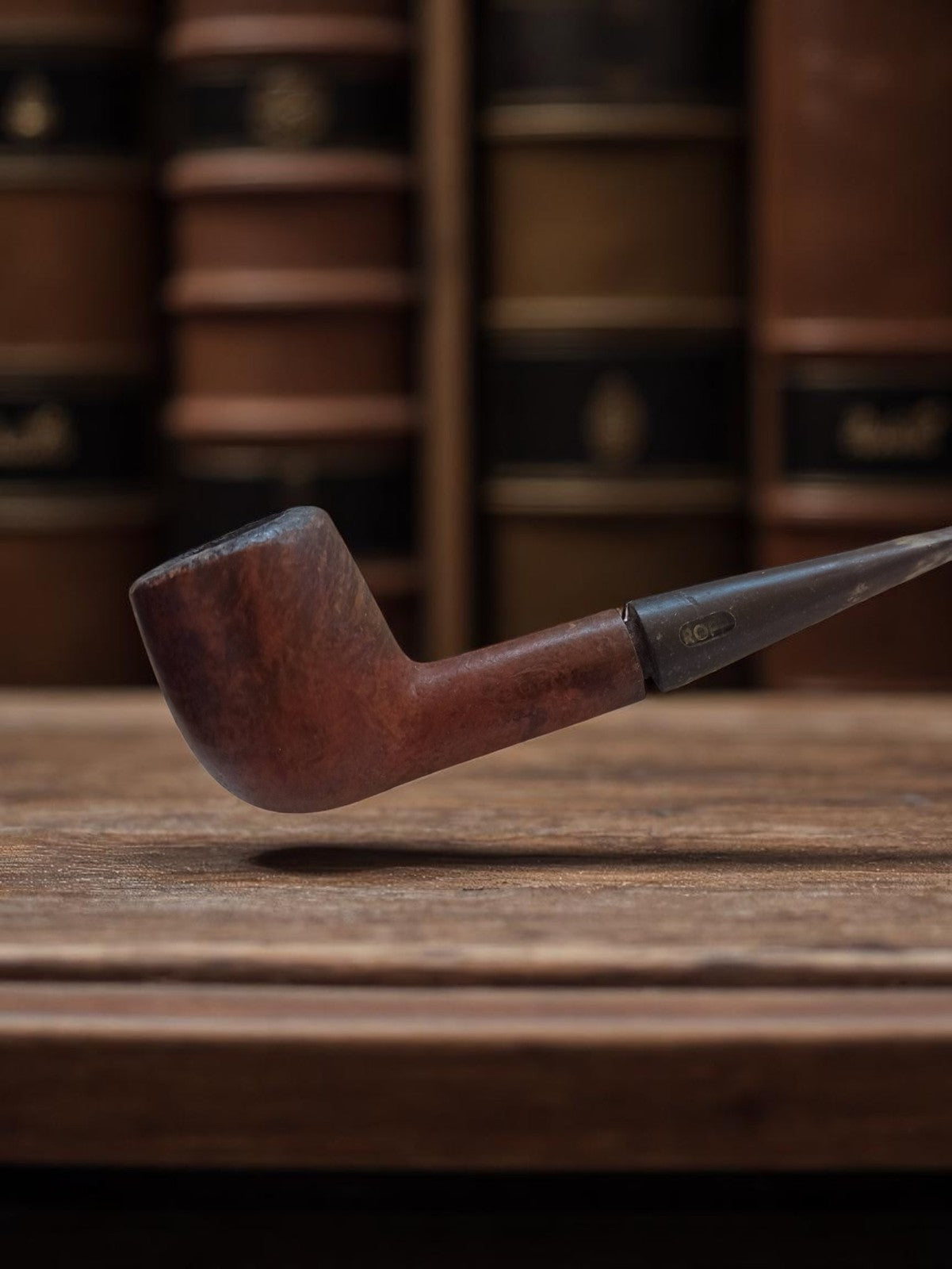 Pipe vintage droite signée, finition brune, bec noir, bon état ancien