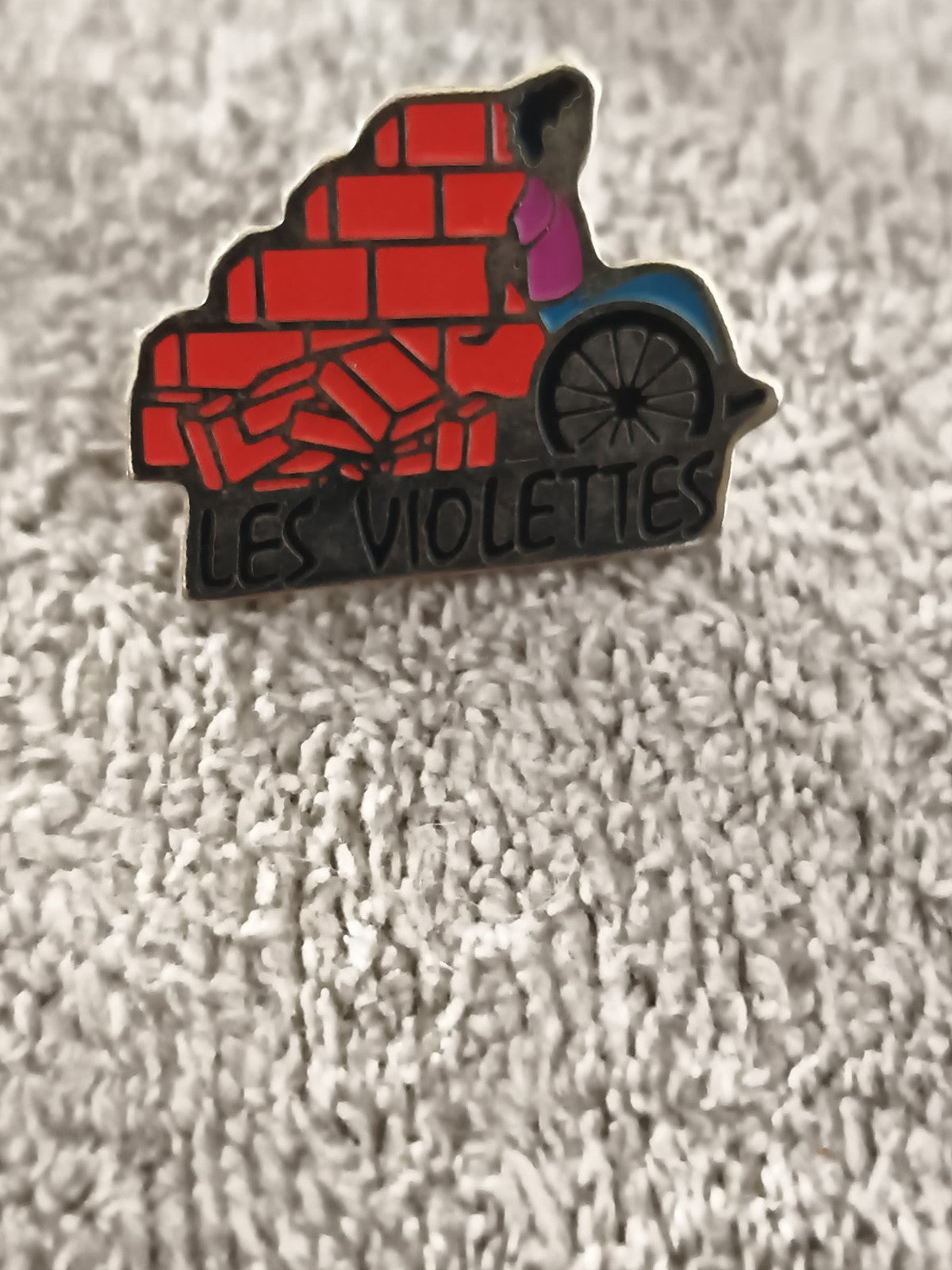 Pin's vintage Les Violettes mur de briques émaillé badge ancien (Ref 5)