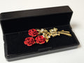 Broche ancienne Daniel D'Ecory dorée, motif roses rouges, épingle rétro fleur
