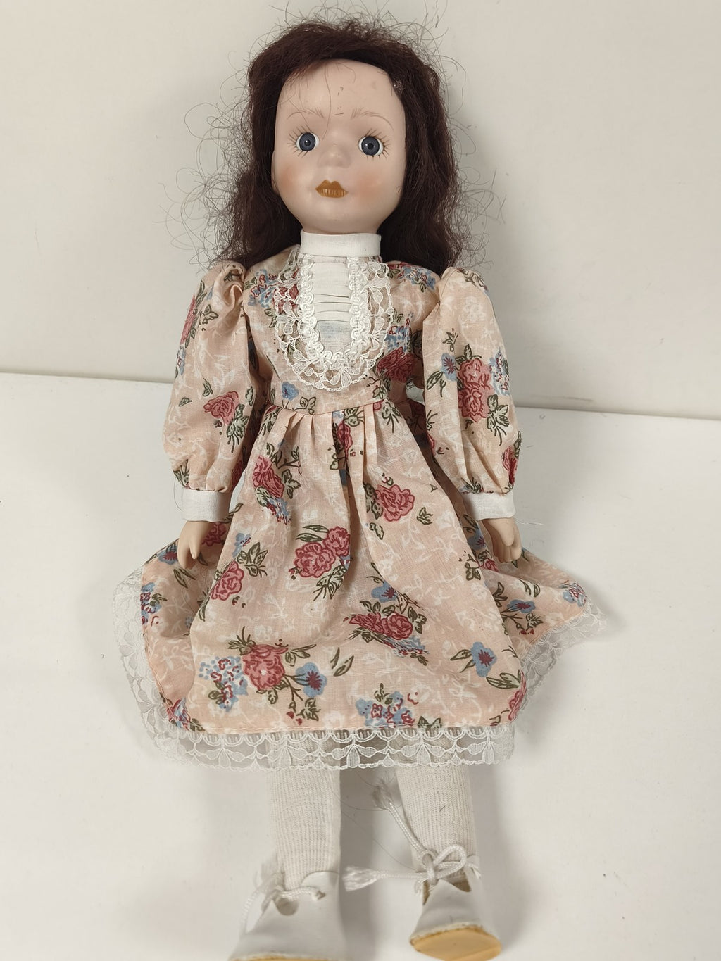 Poupée ancienne en tissu, robe fleurie, dentelle, yeux bleus, cheveux bruns