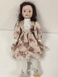 Poupée ancienne en tissu, robe fleurie, dentelle, yeux bleus, cheveux bruns