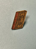 Vintage pin's Montevideo rectangulaire doré, lettrage rouge, collection
