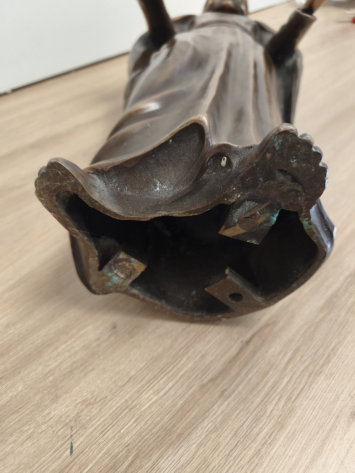 Importante statue du Christ Jésus en bronze creux, patine brune, mains ouvertes