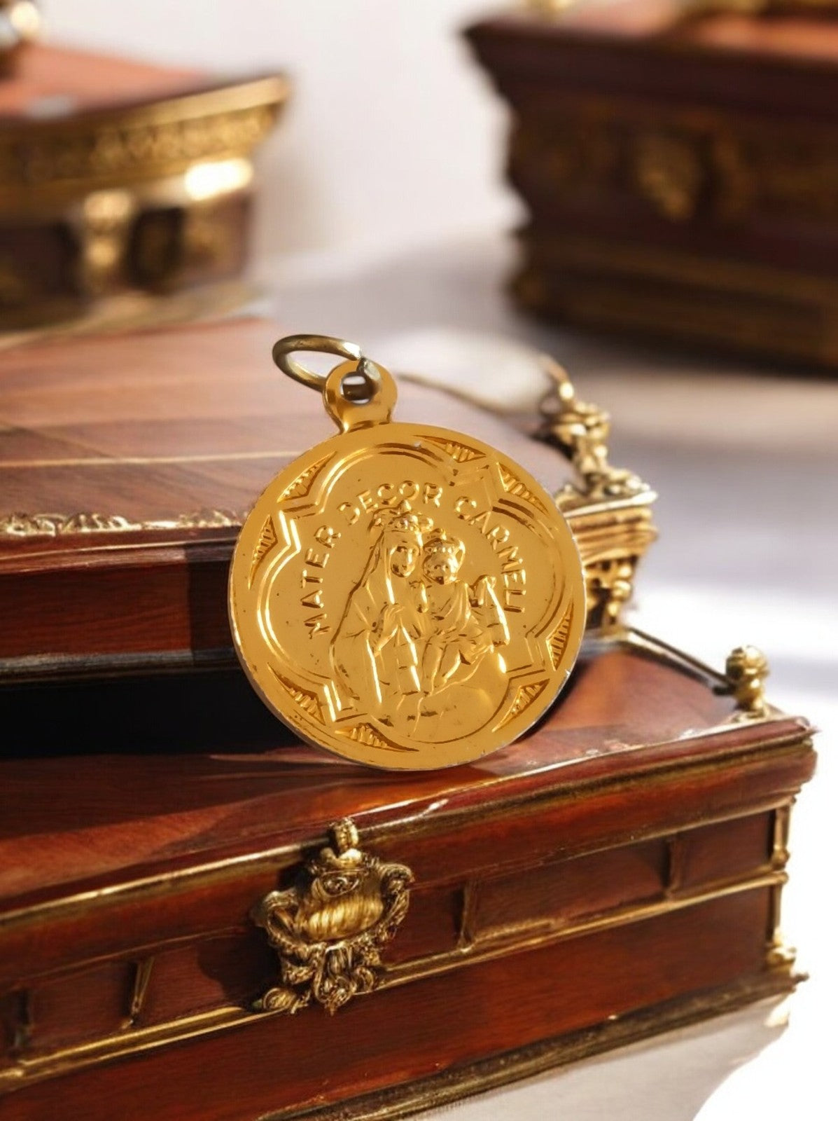 Pendentif religieux Mater Decor Carmeli doré ancien – médaille catholique vintag