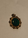 Pendentif ancien rond, cabochon vert, monture dorée vintage rétro bijou
