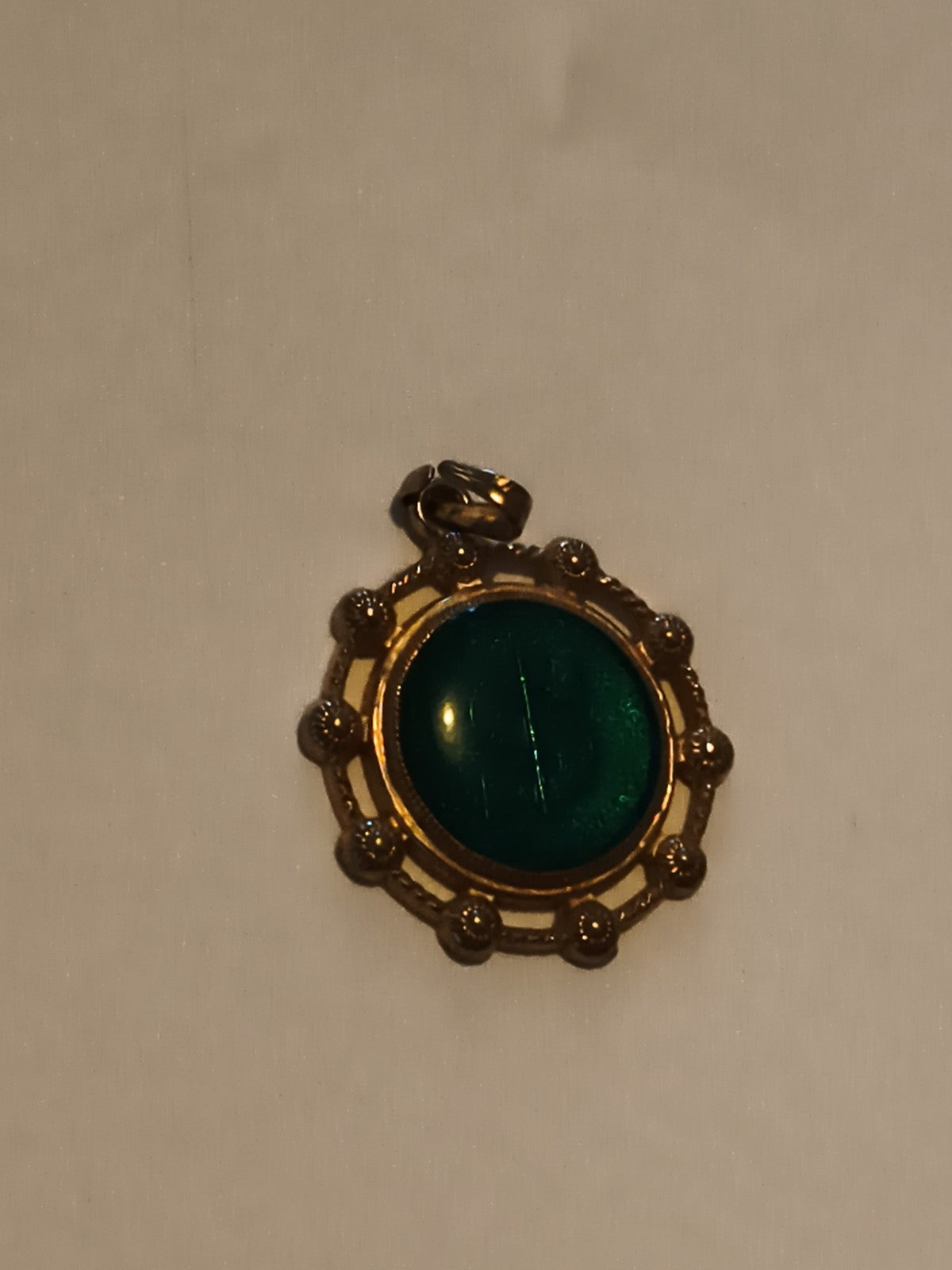 Pendentif ancien rond, cabochon vert, monture dorée vintage rétro bijou