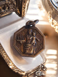 Médaille religieuse octogonale vintage Vierge à l’Enfant aspect bronze