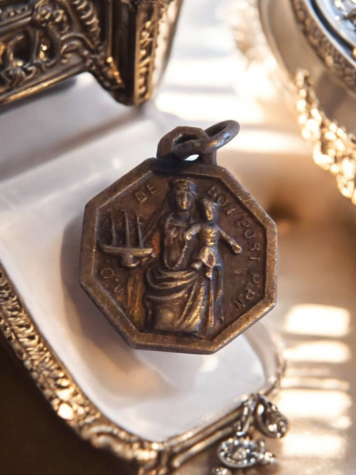 Médaille religieuse octogonale vintage Vierge à l’Enfant aspect bronze