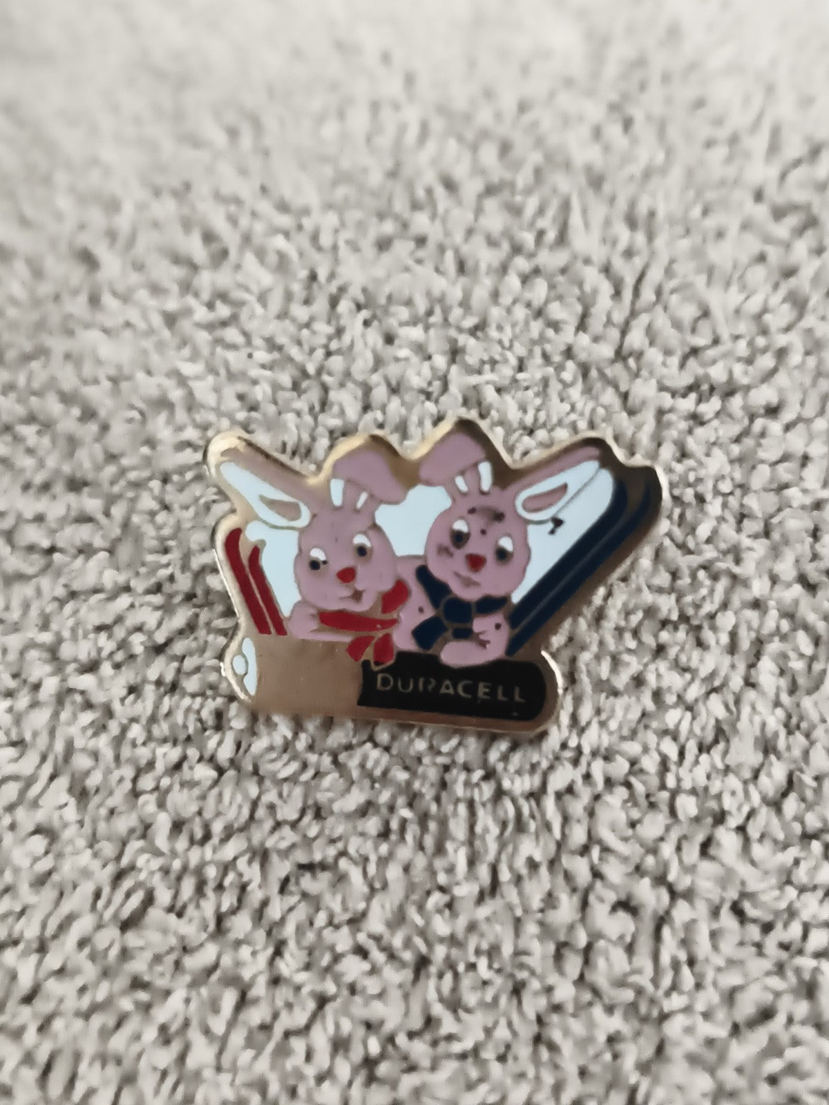 Pin's vintage Duracell lapins mascottes, émaillé, logo publicitaire (Ref 6)