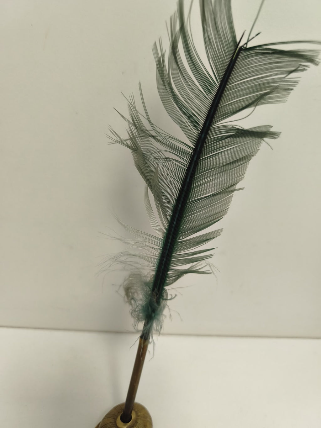 Stylo plume ancien sur pied bronze, plume verte déco bureau vintage écriture