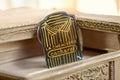 Pin's vintage Cacharel chemiserie rétro – badge mode doré années 80