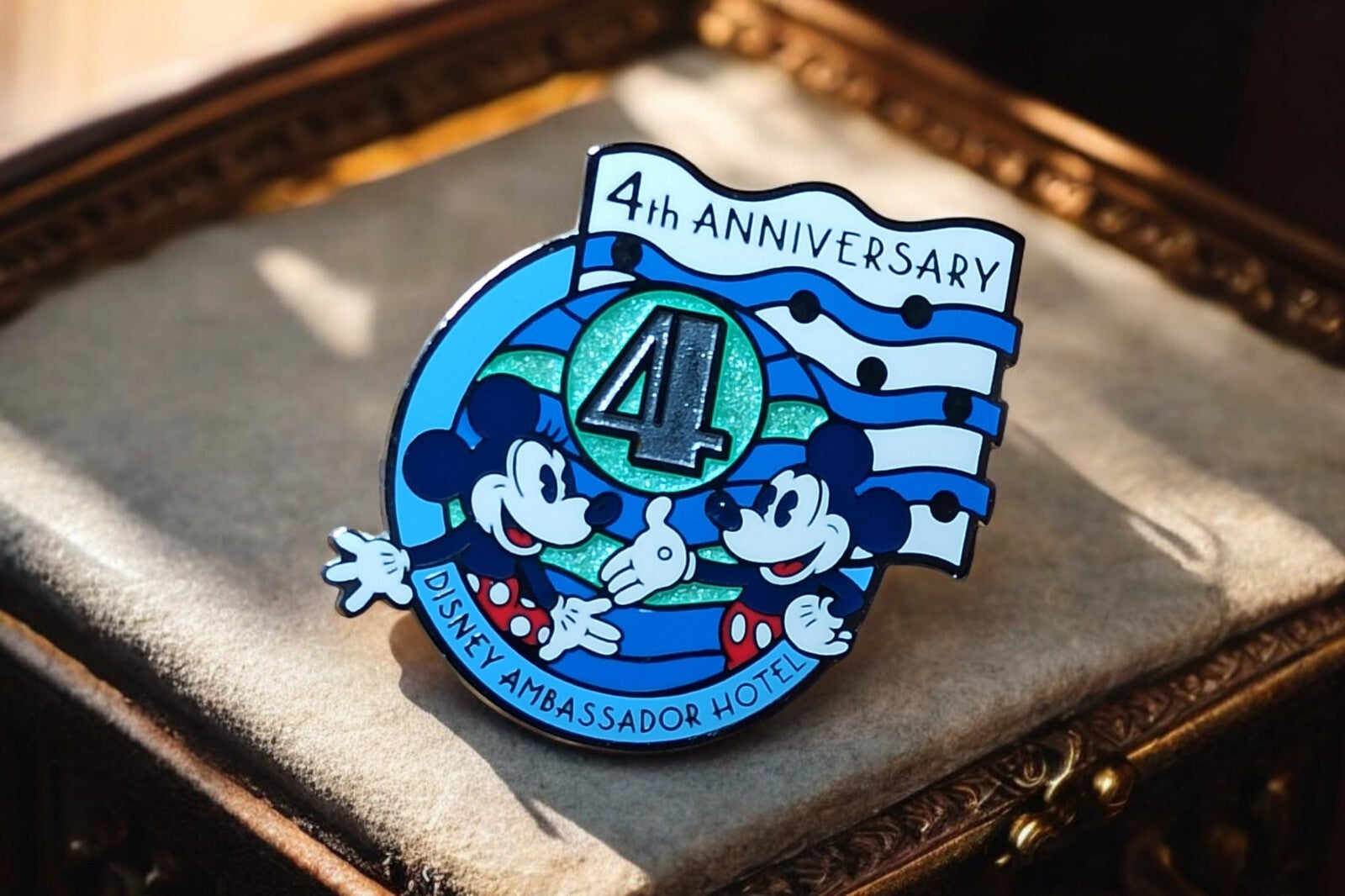 Pin's Disney Ambassador Hotel Tokyo 4th Anniversary Mickey Minnie badge émail